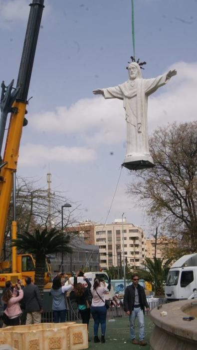 Montaje del monumento 'Los Jardines del Rey Lobo' en la plaza Circular de Murcia