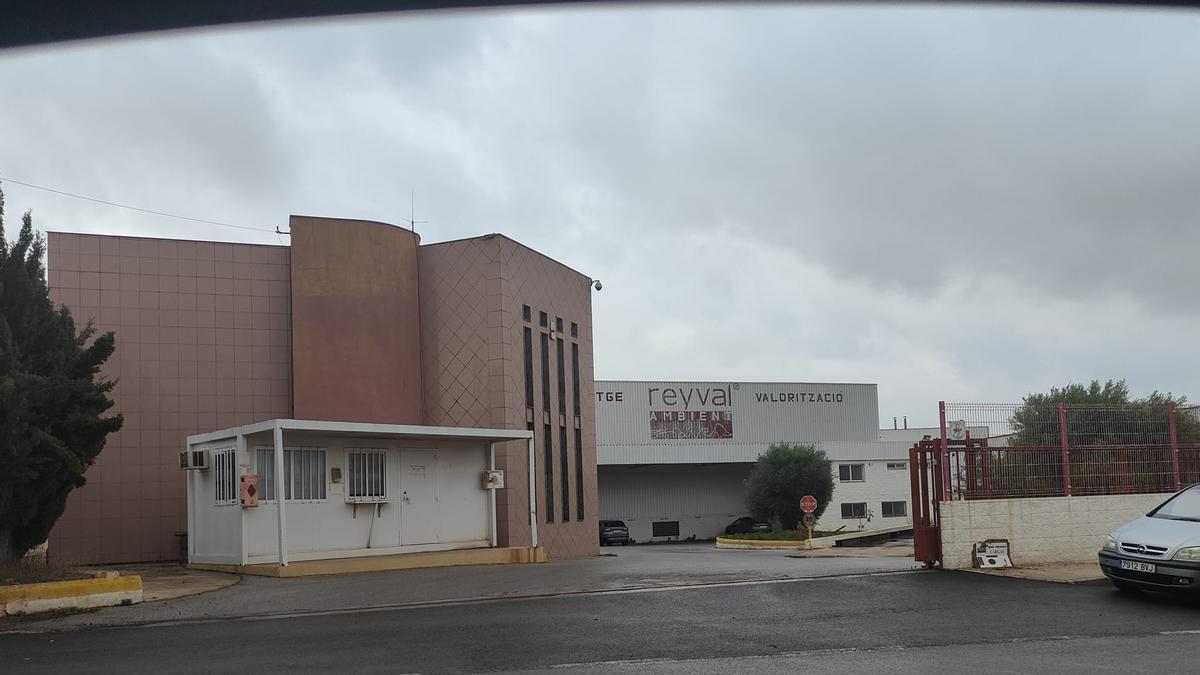 Imagen de la empresa, que en mayo todavía mantenía el nombre de Reyval en la fachada de la firma, situada en el término municipal de l’Alcora.
