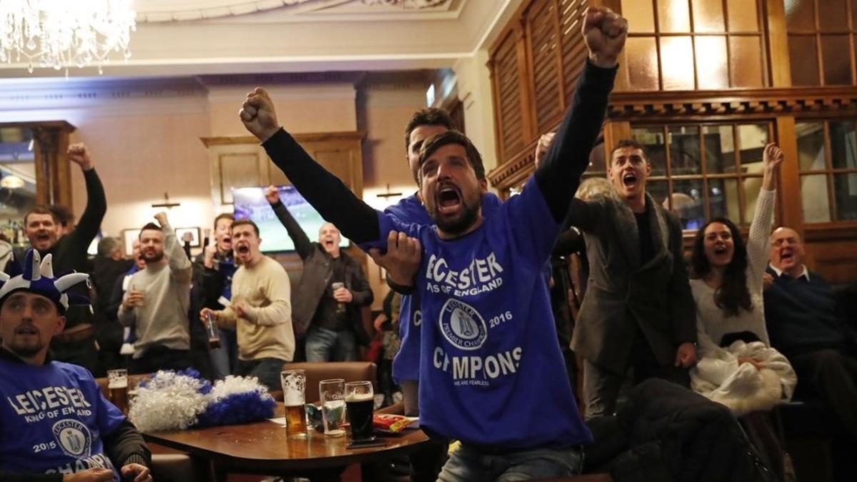 Un seguidor del Leicester, en un pub de su ciudad, celebrando el gol del Chelsea ante el Tottenham.