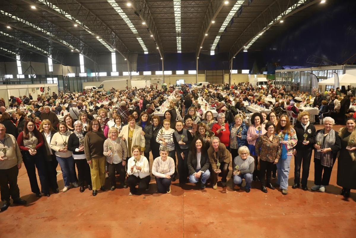 Autoridades e galardoadas, no acto celebrado en Melide.