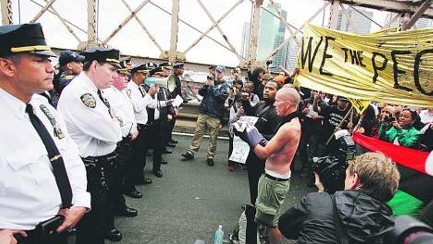 Policías y manifestantes, frente a frente, en el puente de Brooklyn.