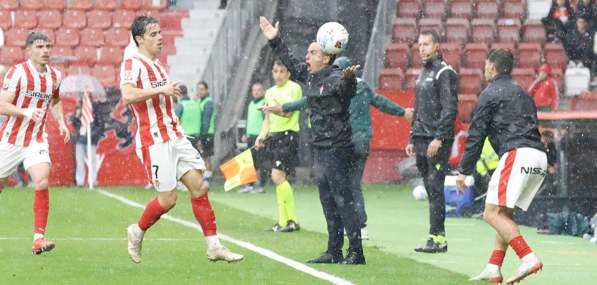 Borja Jiménez da instrucciones a sus futbolistas.