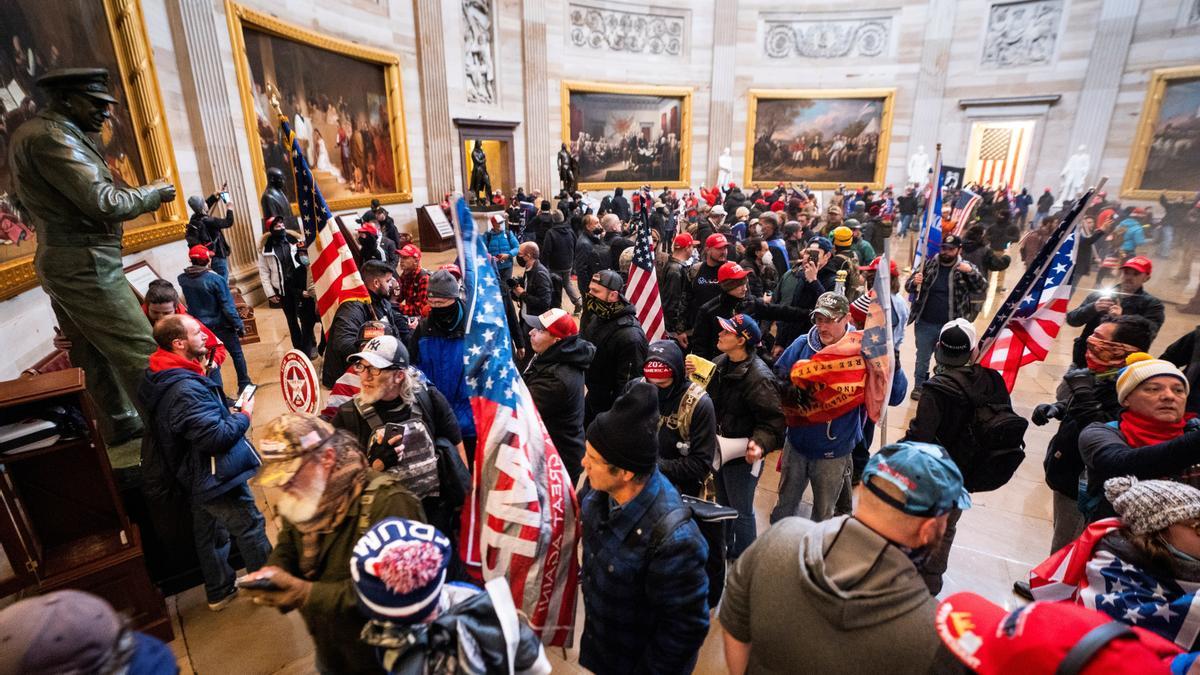 Partidarios de Donald Trump asaltan el Capitolio el 6 de enero de 2021
