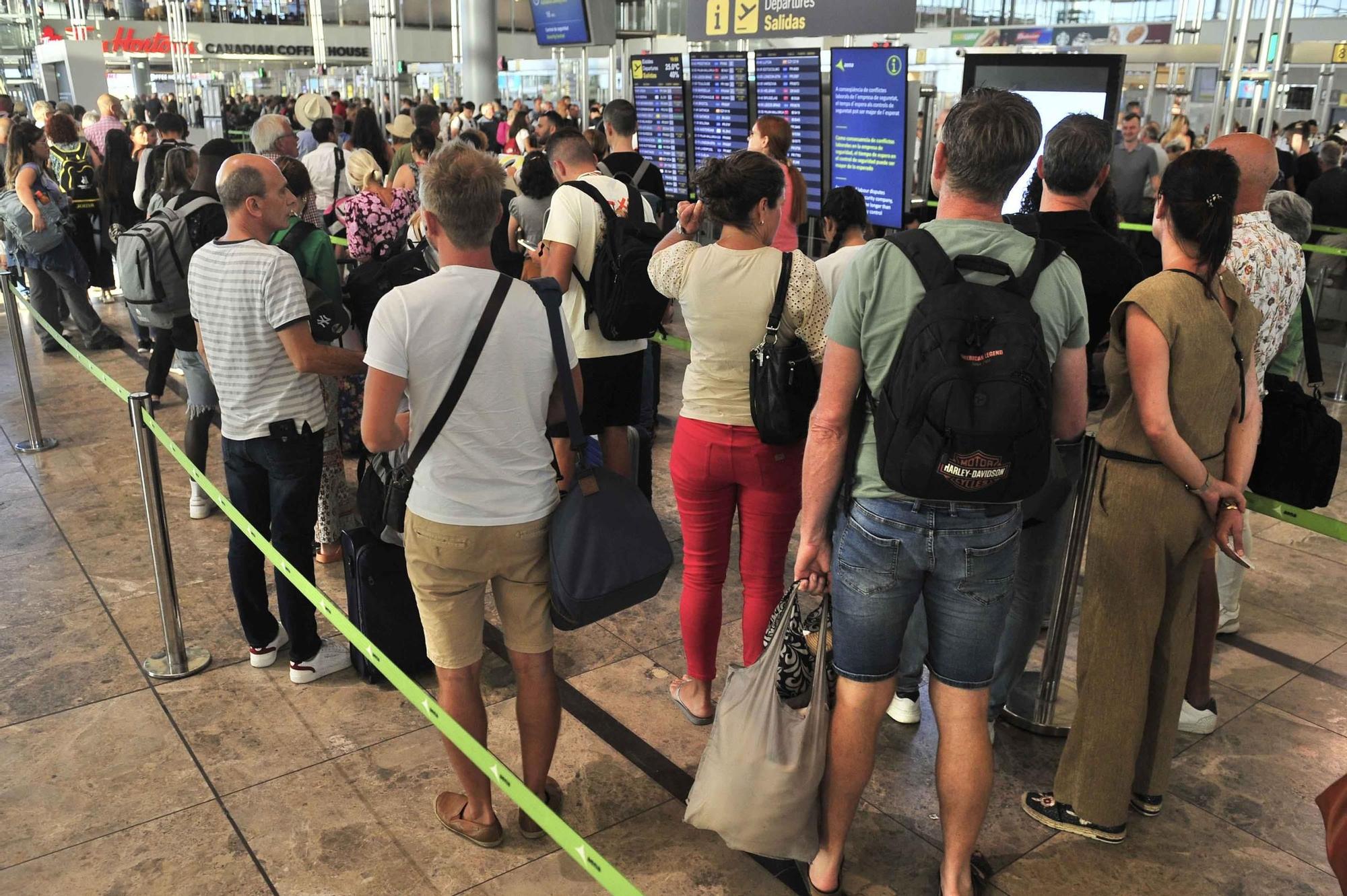 La huelga de los vigilantes de la seguridad del aeropuerto Alicante-Elche colapsa las salidas