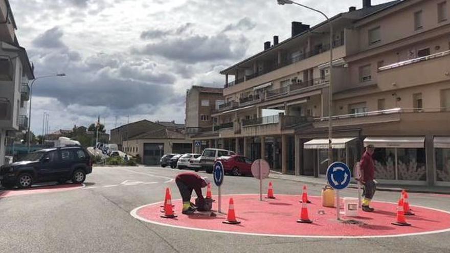 Nova rotonda a l&#039;encreuament del primer tram del vial