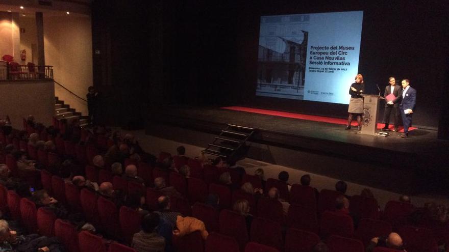 Un moment de la presentació en el teatrea El Jardí.