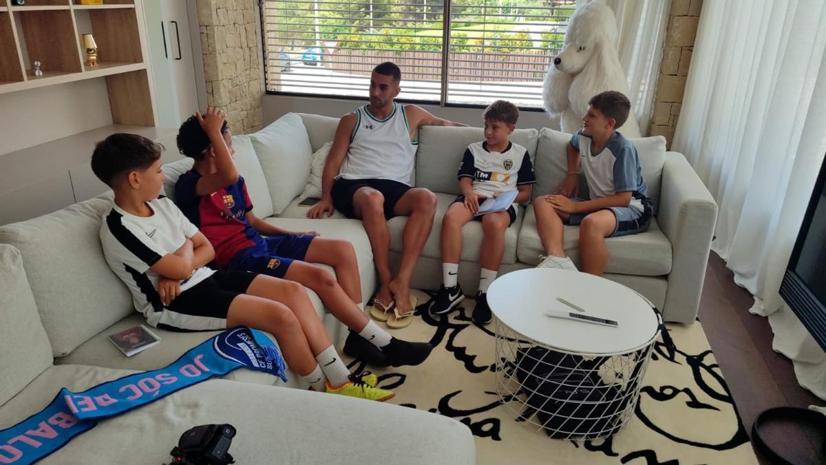 Ferran Torres, junto al grupo de alumnos.