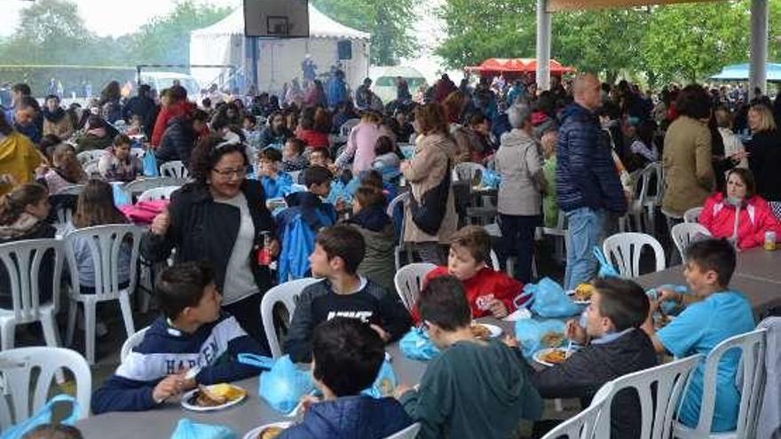 Cientos de personas disfrutan de comida y actividades en la Tarriomería