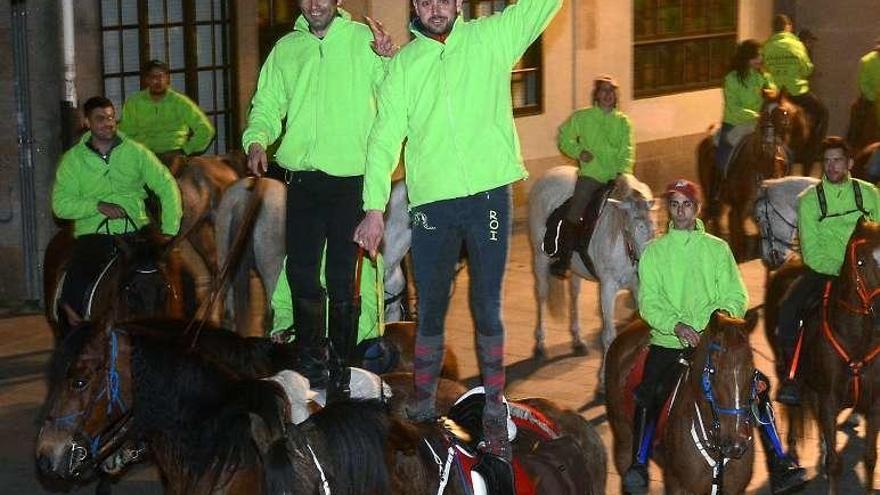 Distintos momentos de la llegada de la ruta caballar a Pontevedra. // R. V.