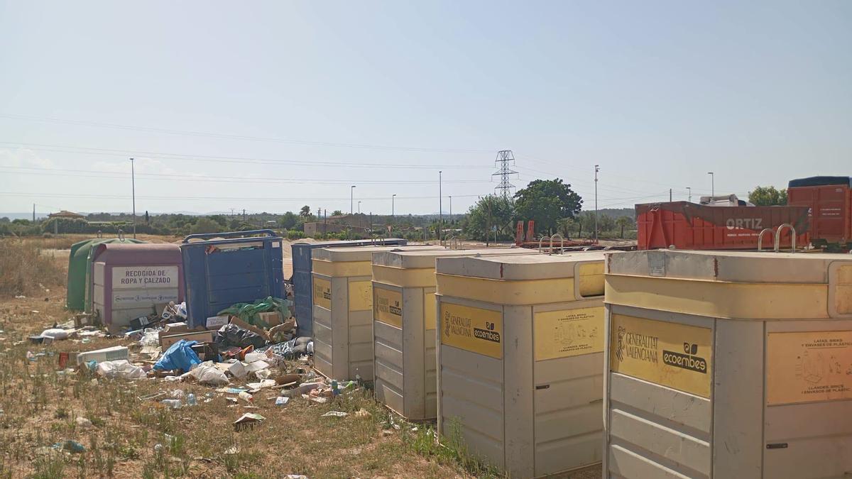 Bolsas de basura fuera de los contenedores en una zona de Anna.