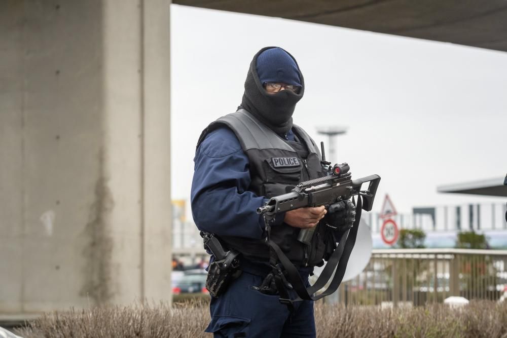 Operación policial en el aeropuerto parisino de Orly.