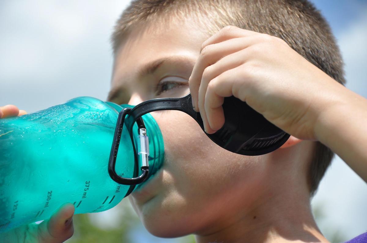 Nada como un trago de agua fresca para combatir el calor