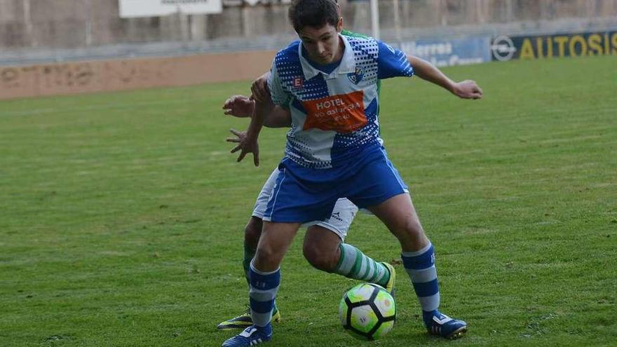 Un jugador del Portonovo protege el balón durante un partido. // Rafa Vázquez