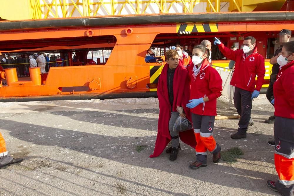 Llegada al puerto de Cartagena de los inmigrantes rescatados en el mar