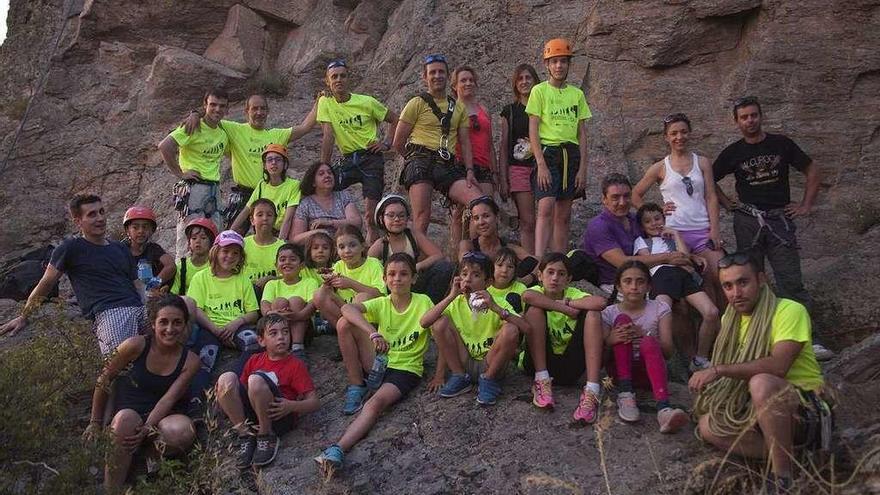 Foto de familia de la actividad de final de curso de la Escuela Municipal de Escalada.