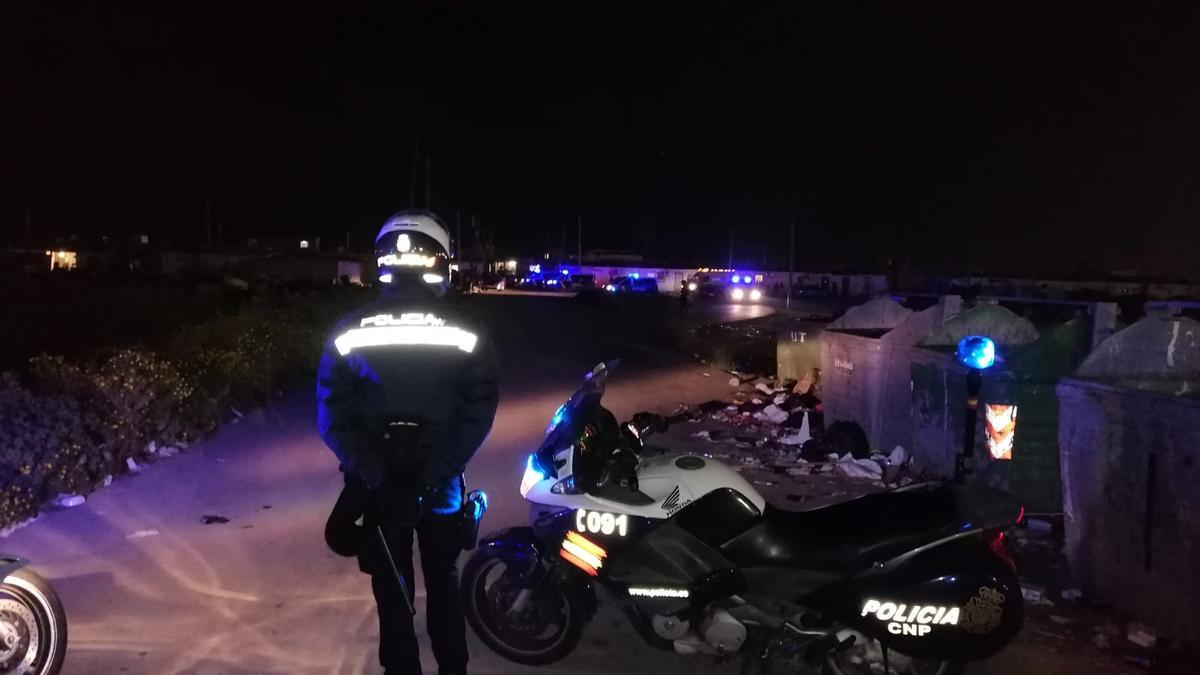 Un agente de la Policía Nacional custodia la entrada del poblado de Son Banya.