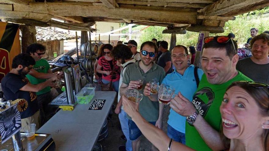 Asistentes en el puesto de Caleya, en el festival de la cerveza de Tolivia.