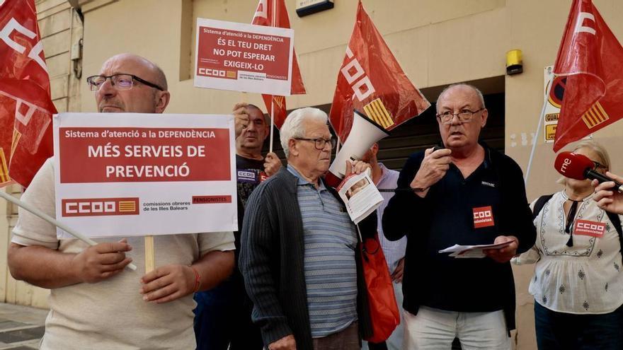 VÍDEO | Pensionistas de Baleares se concentran frente al Parlament para reclamar mejoras en la ley de dependencia