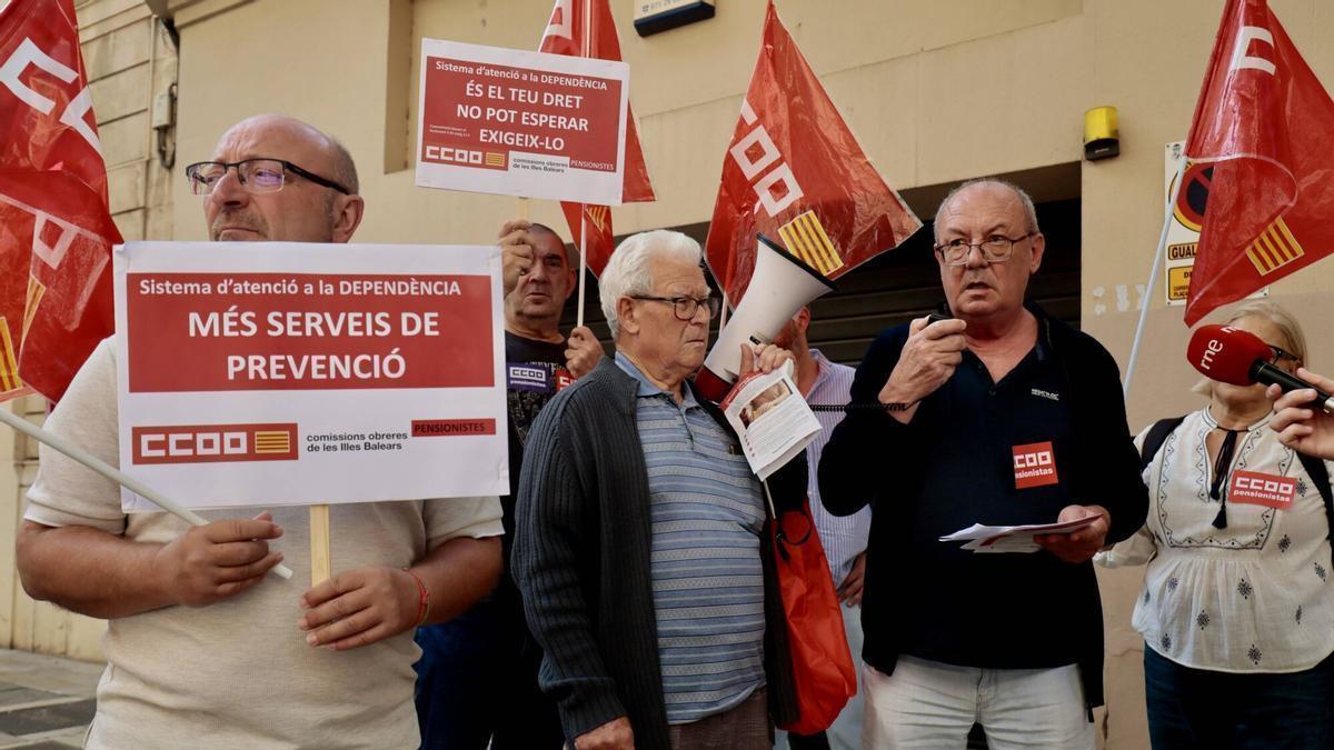 VÍDEO | Pensionistas de Baleares se concentran frente al Parlament para reclamar mejoras en la ley de dependencia
