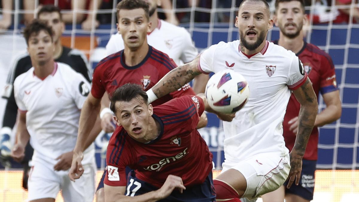 Budimir y Gudelj en una acción del Osasuna-Sevilla.