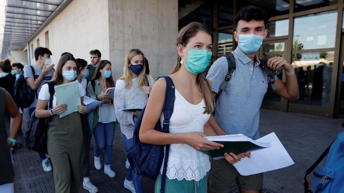 Estudiantes navarros se disponen a entrar en el recinto donde se examinarán de la EvAU, el martes.