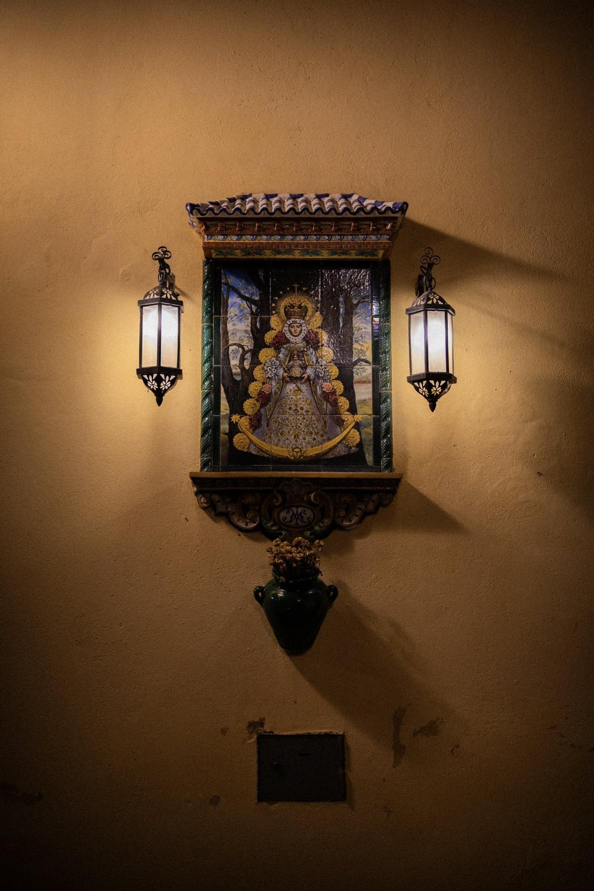 Azulejo de la Virgen del Rocío en la Plaza del Salvador