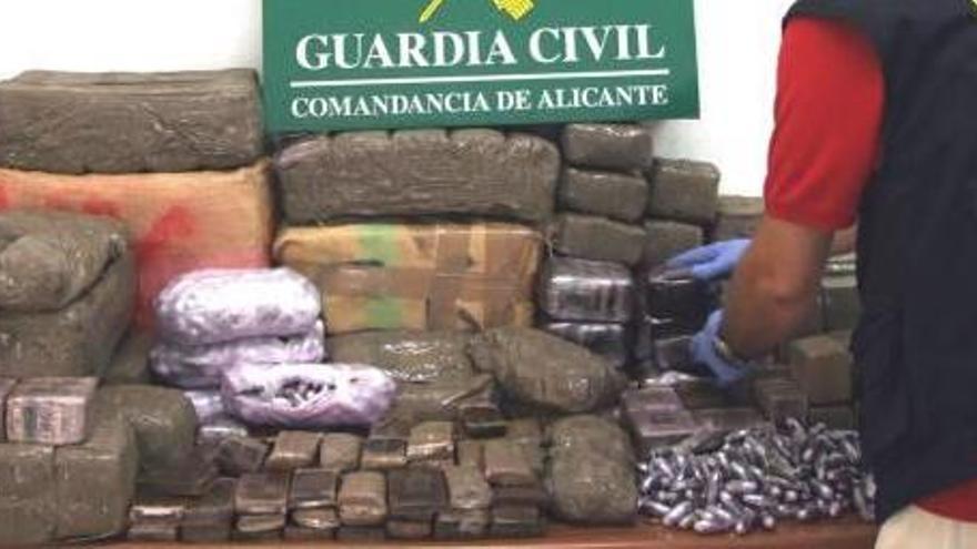 Un guardia civil con la droga decomisada en Altea.