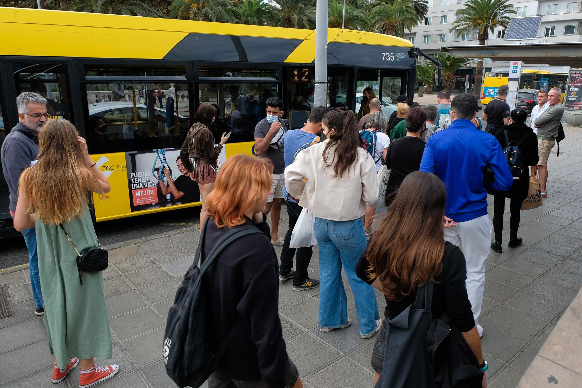 Viajeros en la estación de guaguas de San Telmo