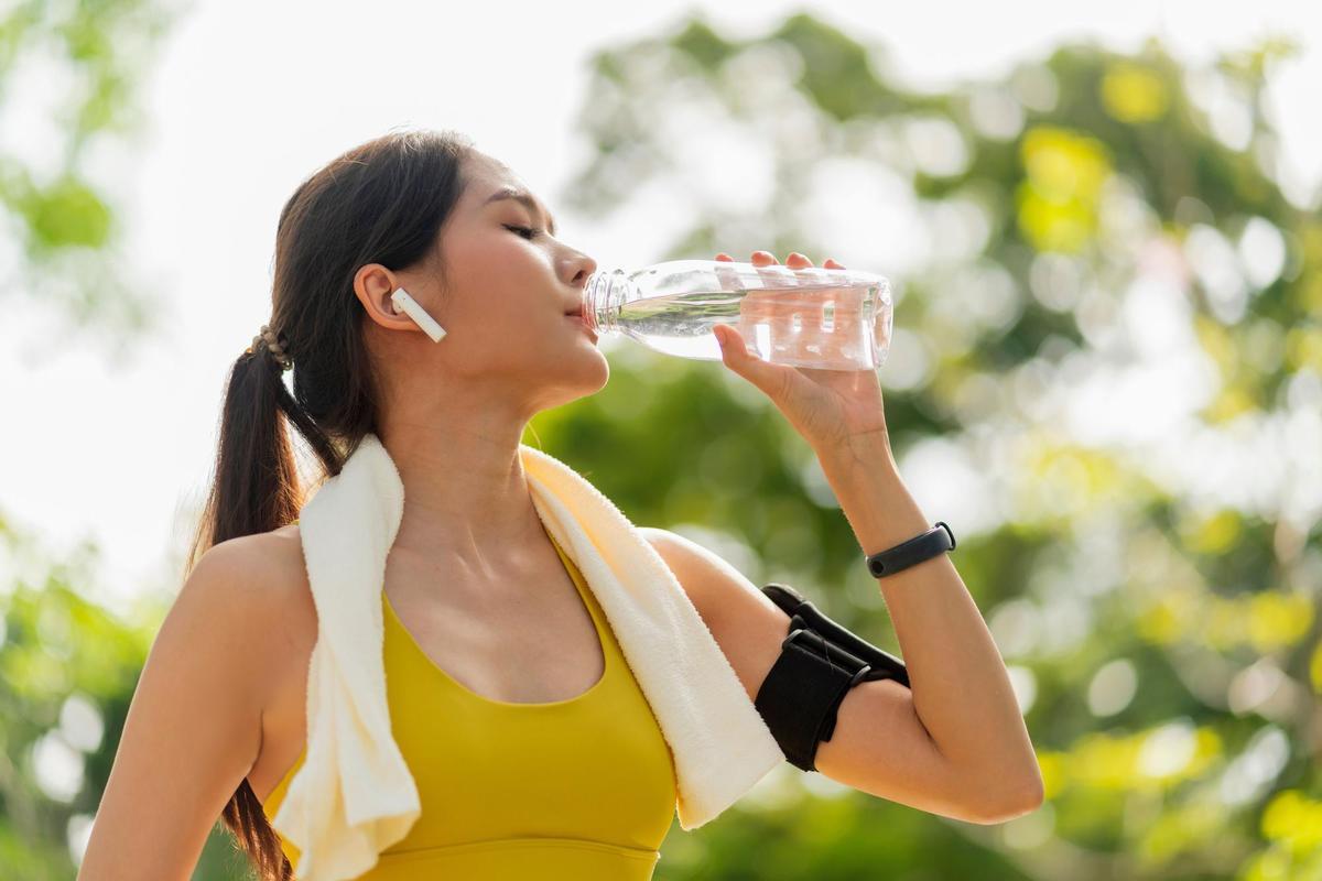 Hidratarse bien es fundamental para la práctica de ejercicio en verano.