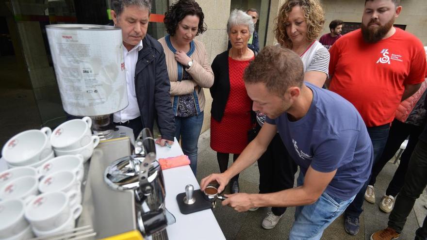 El barista Miguel Lamora prepara un café para el alcalde en la presentación del IV Festival de Cafés Especiales SCA España