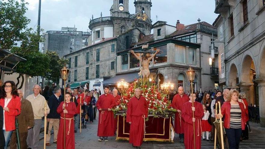 La procesión del Santísimo Cristo a su paso por A Ferrería.