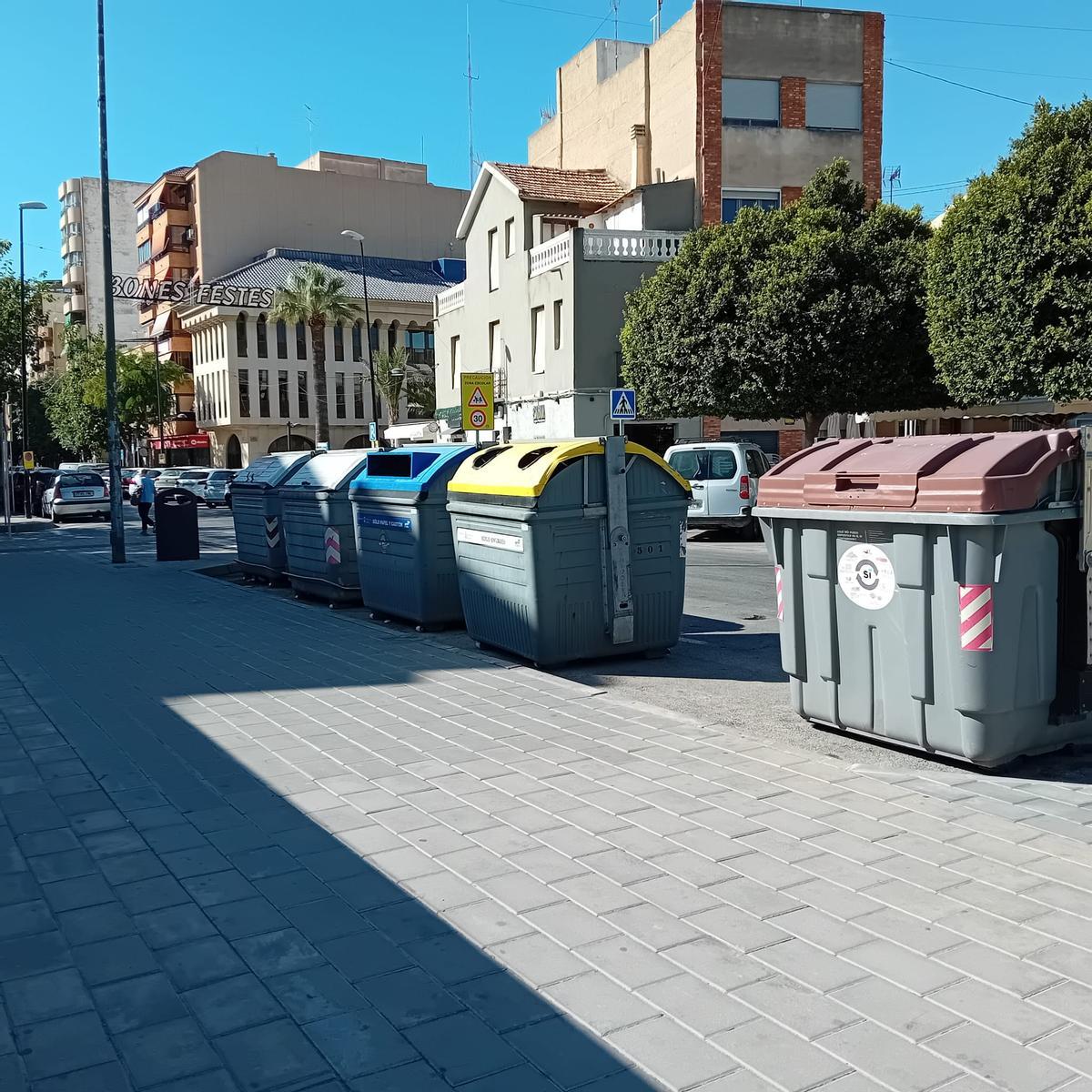 Contenedores en una calle de Sant Joan