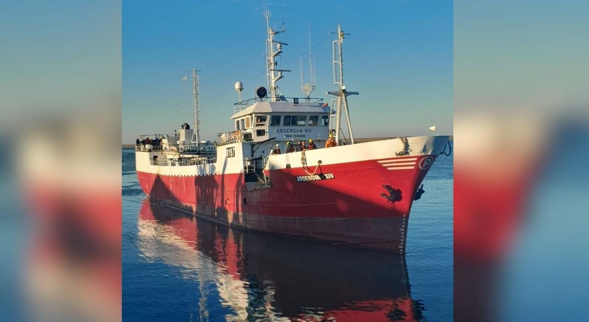 El palangrero de profundidad «Argenova XIV», estos días en Puerto Deseado