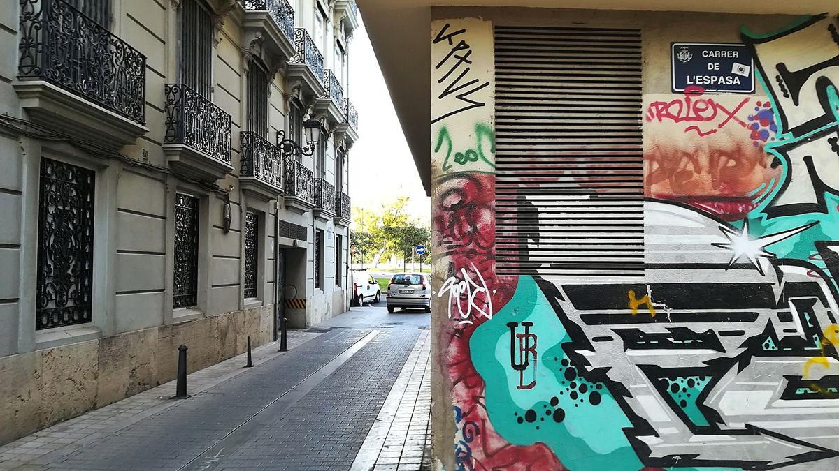 Esquina de la calle de L’Espasa con José Iturbi, y al fondo la plaza del Temple. | L-EMV