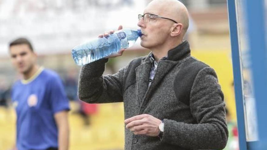 Frank Castelló, técnico del Orihuela, sufrió su primera goleada.