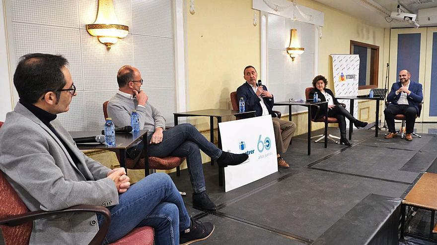 El coloquio online «Un paseo que nos une» celebrado anoche en los Salones Princesa de Elda.