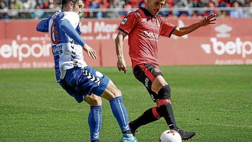 Salva Sevilla pasa el balón ante la presión de un jugador del Ebro en el partido del pasado domingo en Son Moix.