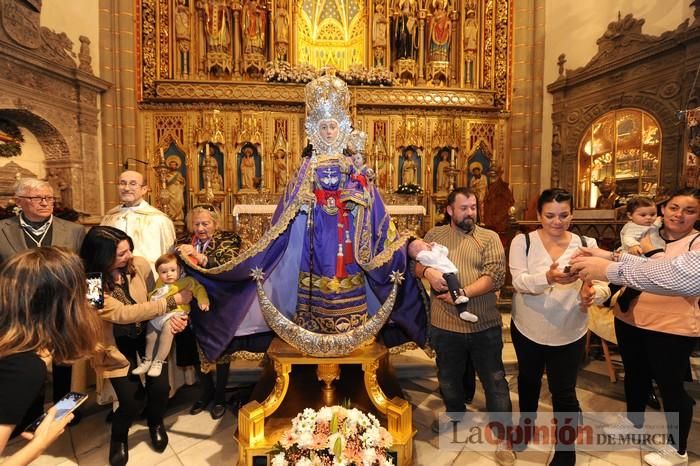 Los niños pasan por el manto de la Fuensanta