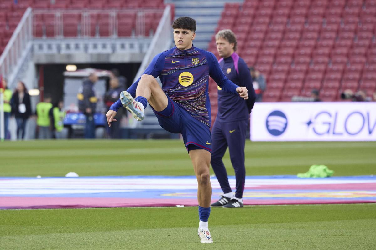 Pau Cubarsí durante el calentamiento previo al partido contra el Deportivo Alavés