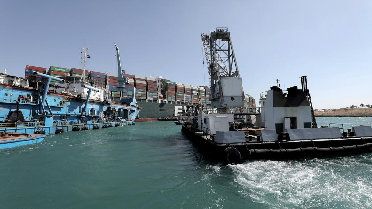 El buque Ever Given ha sido reflotado parcialmente en el canal de Suez