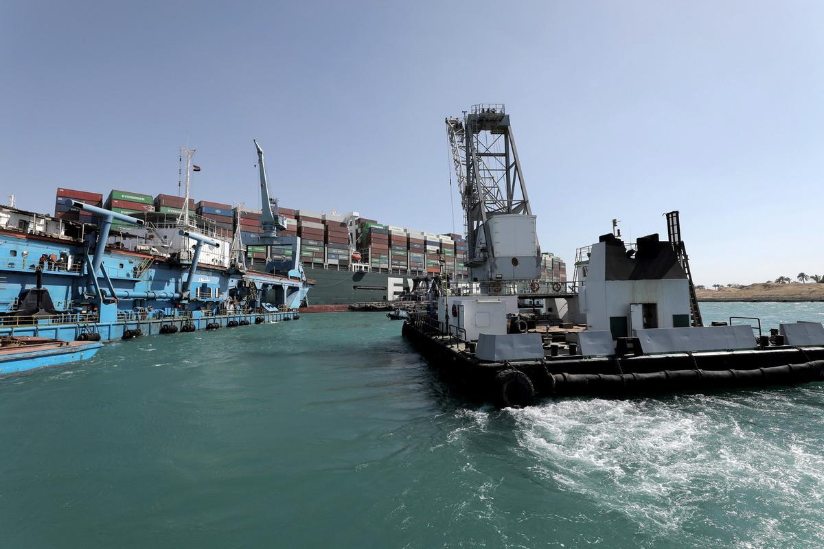 El canal de Suez desencalla l’embús i demanarà 850 milions d’euros com a indemnització El canal de Suez desencalla l’embús i demanarà 850 milions d’euros com a indemnització