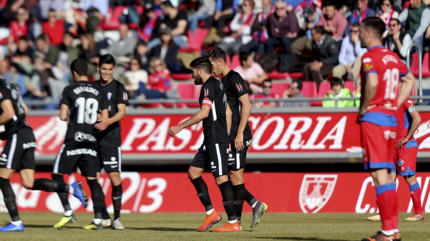 Carmona y Álex Alegría, tras el gol del delantero extremeño