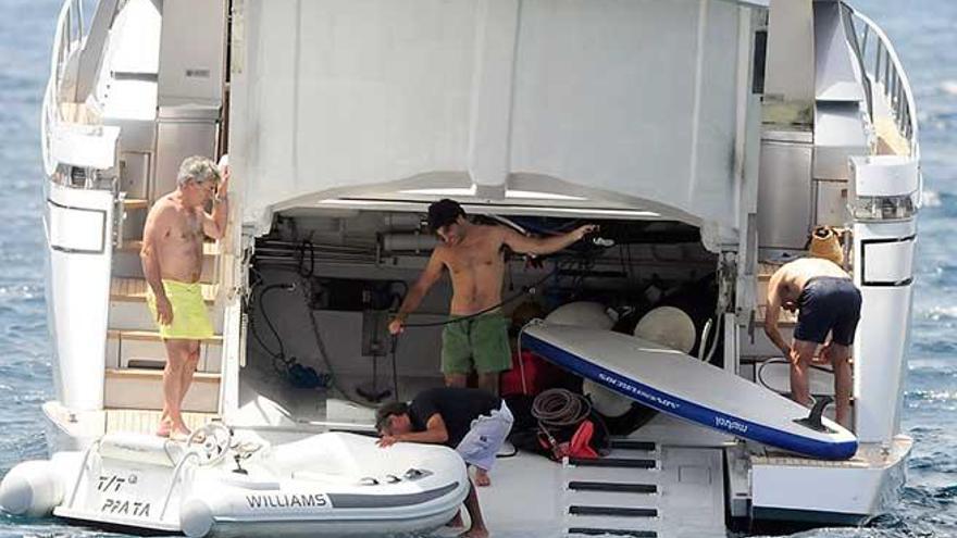 Foto de archivo de la familia Sainz disfrutando de un dÃ­a en el mar en Mallorca, en julio del aÃ±o pasado.