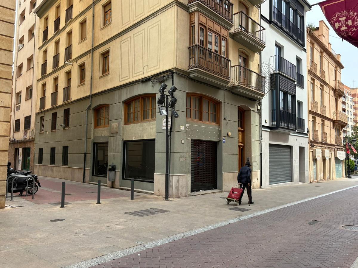 Local donde se trasladará Papas Garcia, en la calle Colón esquina con Ausiàs March.