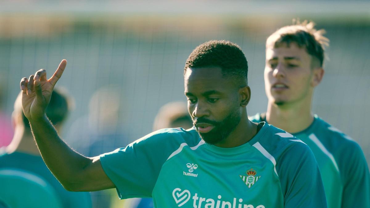 Cédric Bakambu regresa a los entrenamientos del Betis tras el parón internacional con RD Congo
