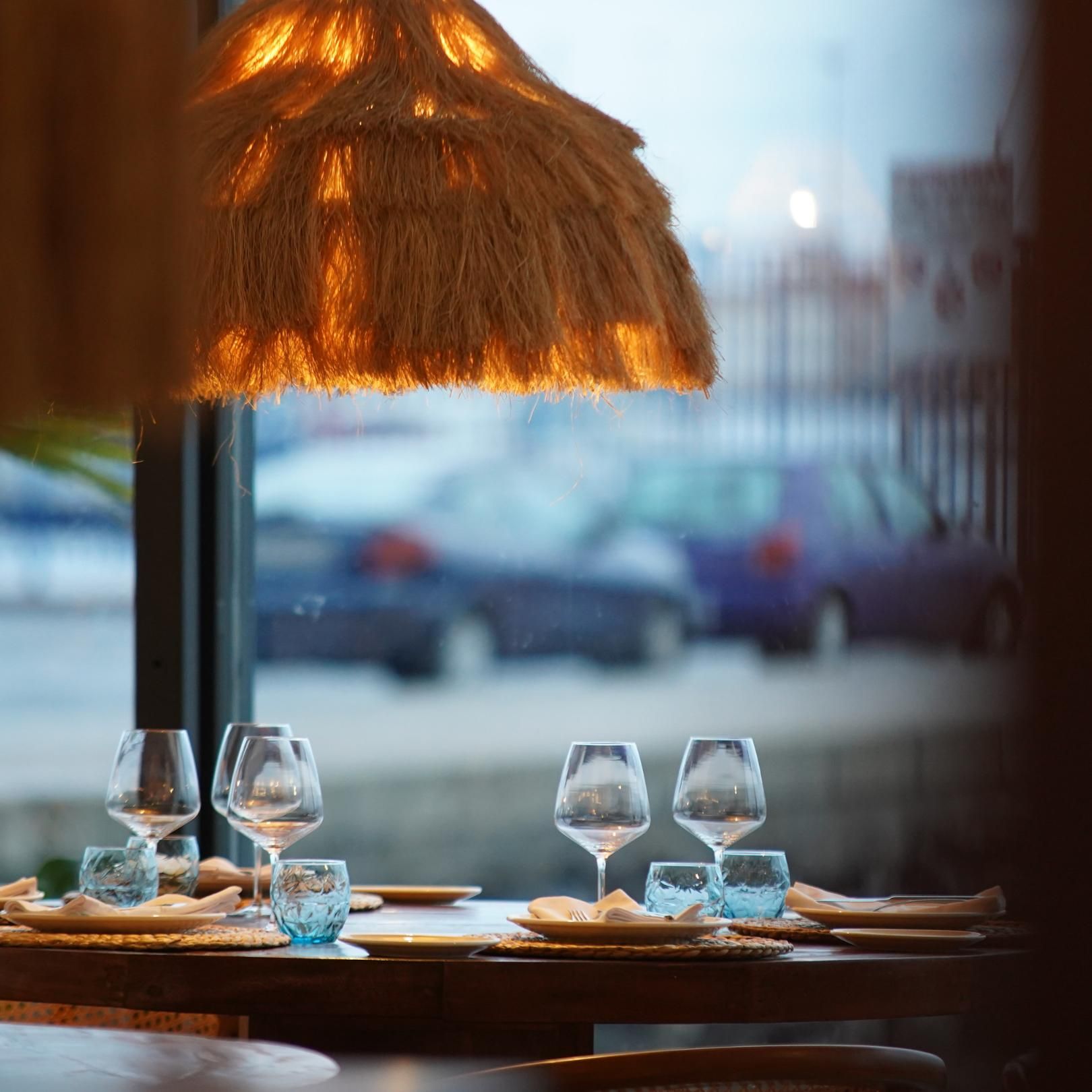 En el Restaurante Barracuda se puede disfrutar de comer y beber.