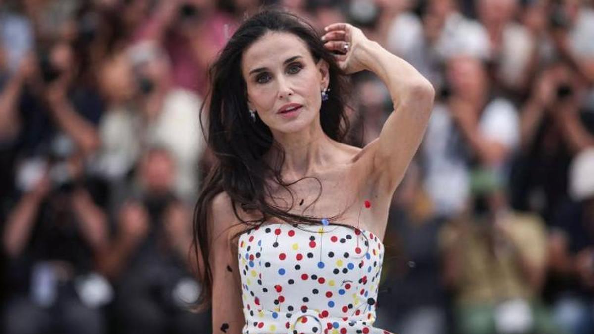 Moore, amb un 'look' de Jacquemus, a l'obertura de Cannes