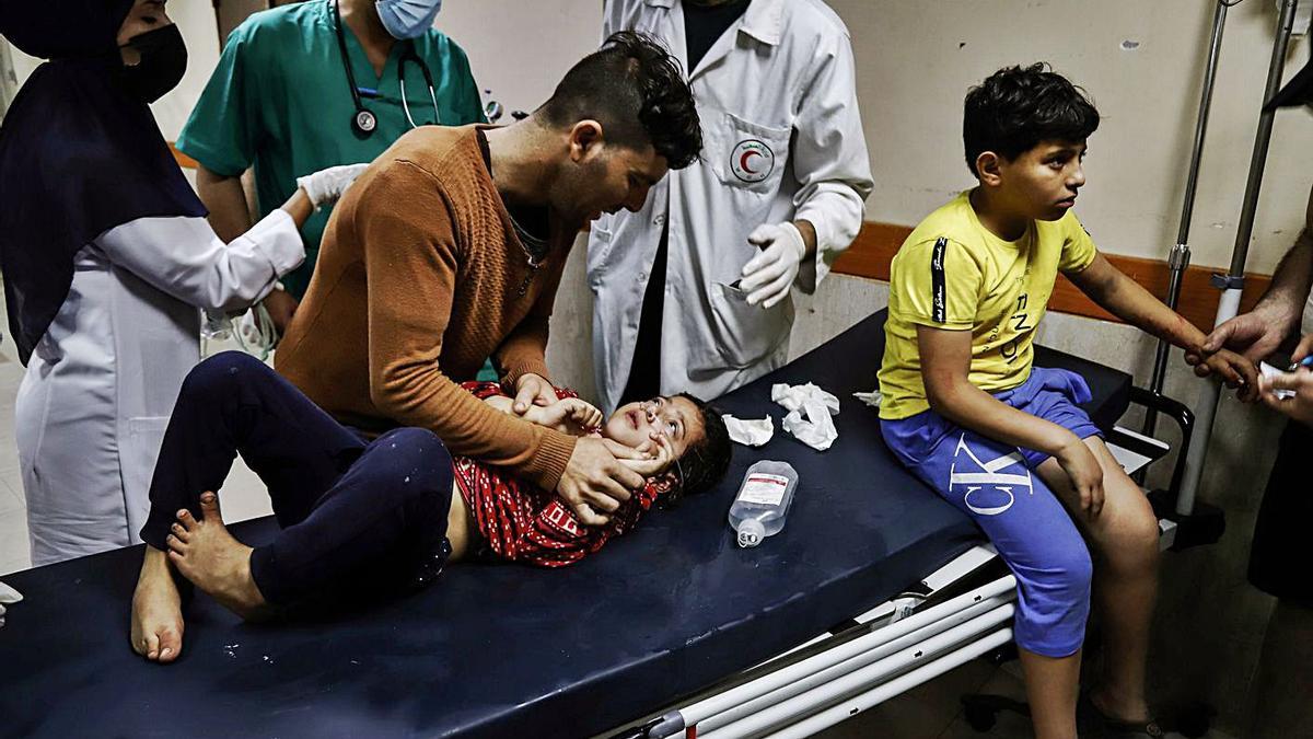 Dos menors són atesos en un hospital de Gaza. | EUROPA PRESS