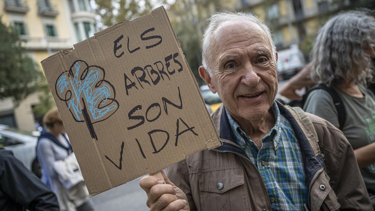 Protesta frente a la sede del distrito del Eixample para salvar el parque de Joan Miró, el 26 de octubre