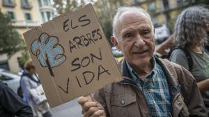 Protesta frente a la sede del distrito del Eixample para salvar el parque de Joan Miró, el 26 de octubre